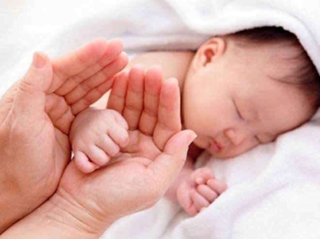 bé bị bệnh tay chân miệng nhẹ được chăm sóc tại nhà