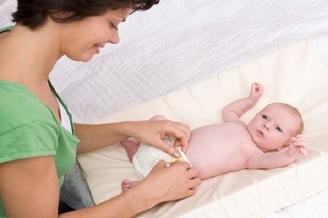 mẹ mặc tã cho bé sau khi đi ngoài