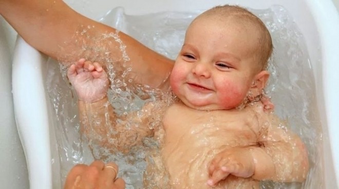 giữ vệ sinh cho bé bị bệnh tay chân miệng