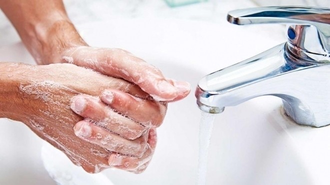 rửa tay khi chăm sóc bé bị bệnh tay chân miệng
