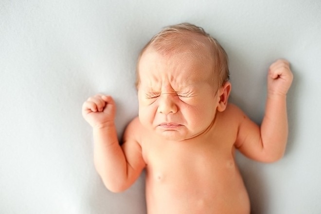 trẻ sơ sinh bị cảm cúm hắt xì