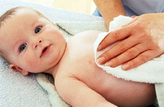 lau mồ hôi là cách chăm sóc trẻ sơ sinh mùa hè