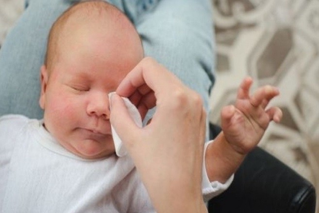 lau ghèn mắt cho bé
