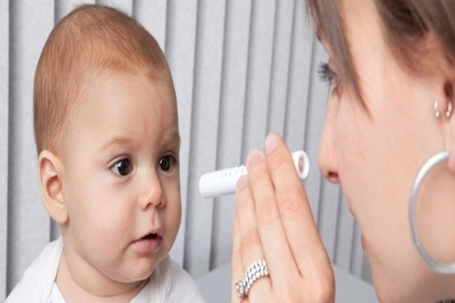 bac sỹ khám cho bé bị đổ ghèn mắt