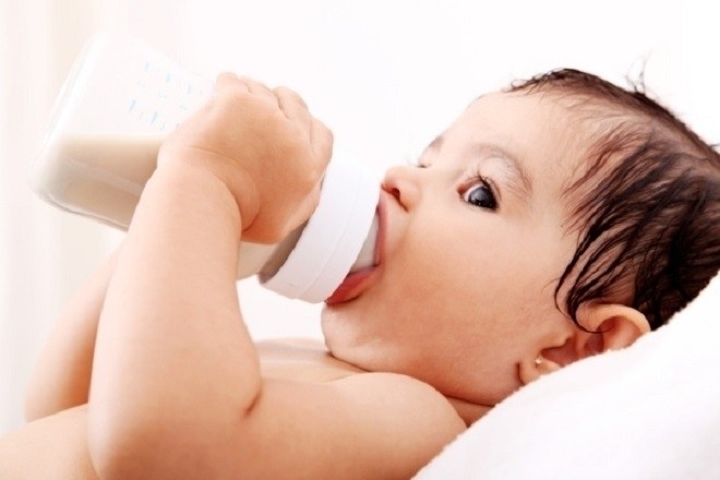 bé nằm uống sữa bình