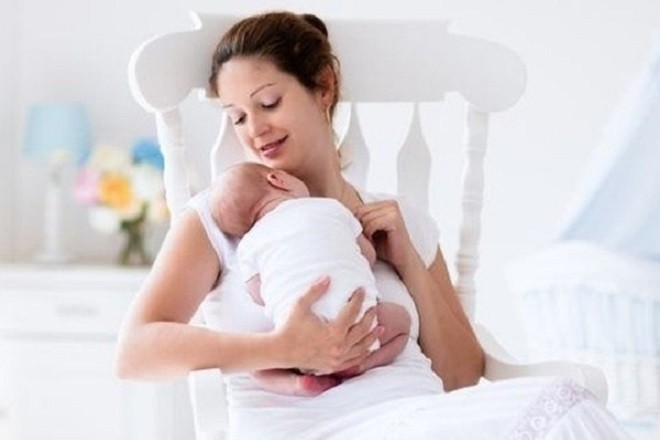 mẹ ôm bé vào lòng