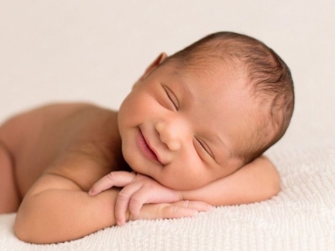 trẻ nằm ngủ gối đầu lên tay