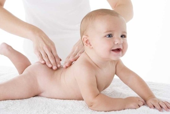 massage cho bé giúp bé ngủ ngon phát triển cân nặng và thể chất