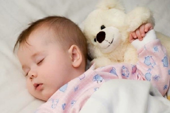 trẻ sơ sinh ôm gấu ngủ ngon