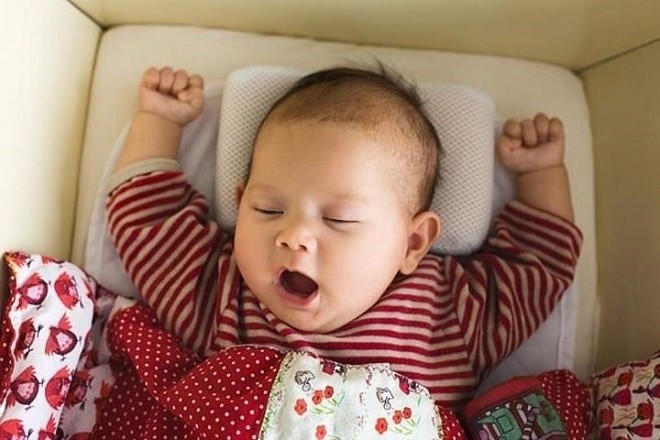 trẻ sơ sinh ngáp trước khi buồn ngủ