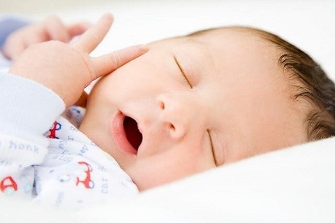 trẻ sơ sinh tạo dáng khi nằm ngủ