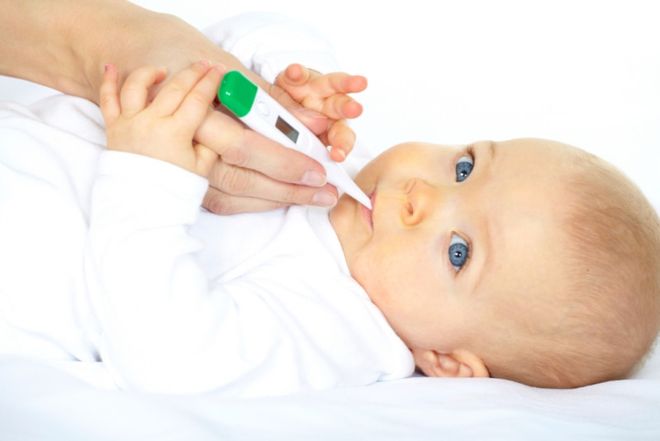 kiểm tra thân nhiệt là một trong những cách chăm sóc trẻ sơ sinh mùa hè