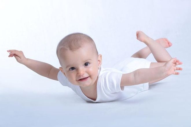 cho trẻ mặc quần áo thoáng mát là cách chăm sóc trẻ sơ sinh mùa hè hợp lý