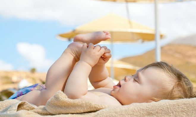 hạn chế cho trẻ tiếp xúc trực tiếp với ánh nắng vào mùa hè