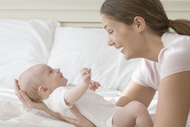 mẹ chơi với trẻ sơ sinh