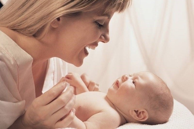 mẹ nói chuyện cùng trẻ sơ sinh