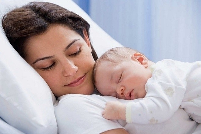 trẻ sơ sinh nằm ngủ trên bụng mẹ