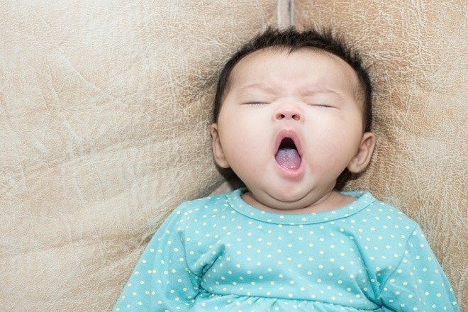 trẻ ngáp ngủ do đêm thức nhiều