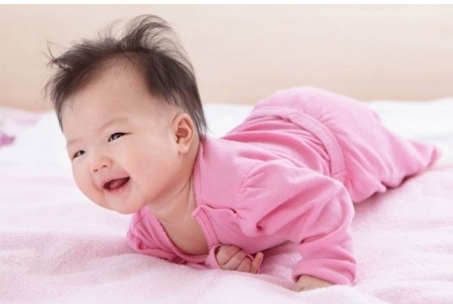 bé biết lật