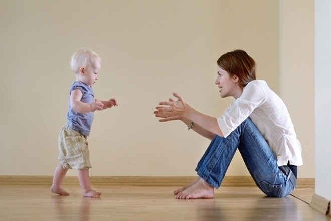 trẻ tập đi trong giai đoạn phát triển