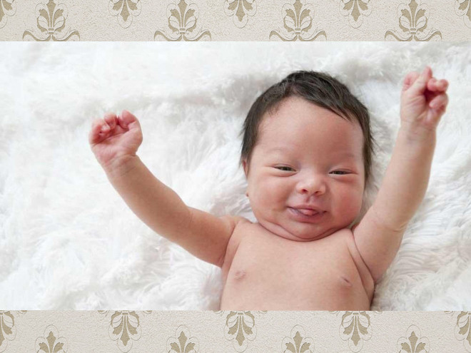 Bé vươn vai sảng khoái