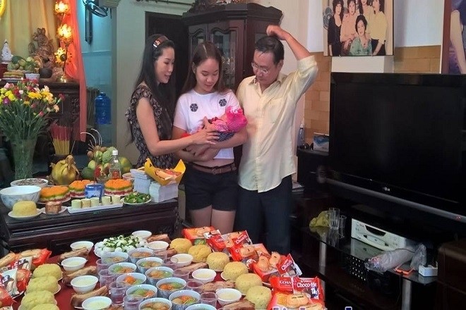 bé ra mắt họ hàng trong ngày đầy tháng