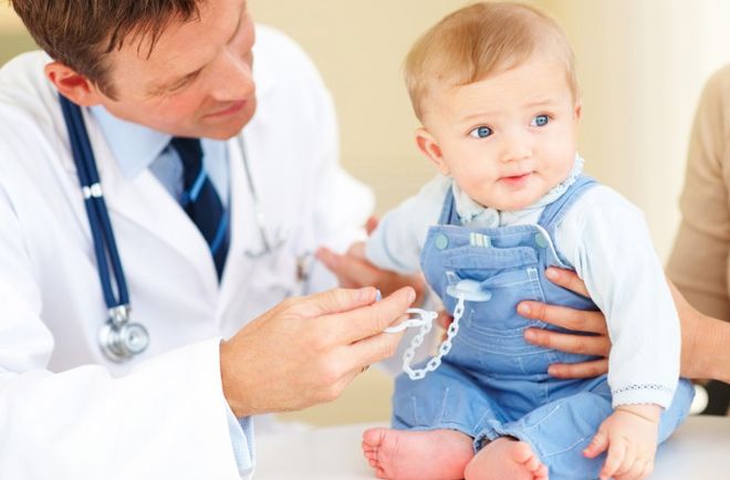 bác sỹ khám cho trẻ bị viêm phế quản