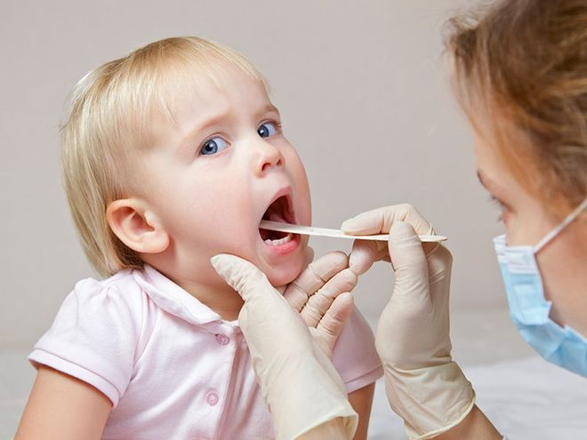 bác sỹ khám cho trẻ bị viêm phế quản
