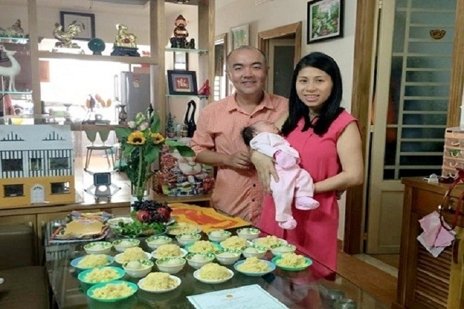 bố mẹ nên ở cùng bé trai trong ngày lễ đầy tháng