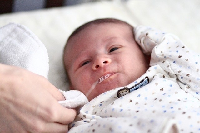 trẻ hay bị nôn trớ khi bú sữa