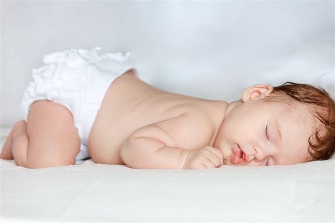 không nên cho bé sơ sinh 2 tháng tuổi nằm sấp khi ngủ