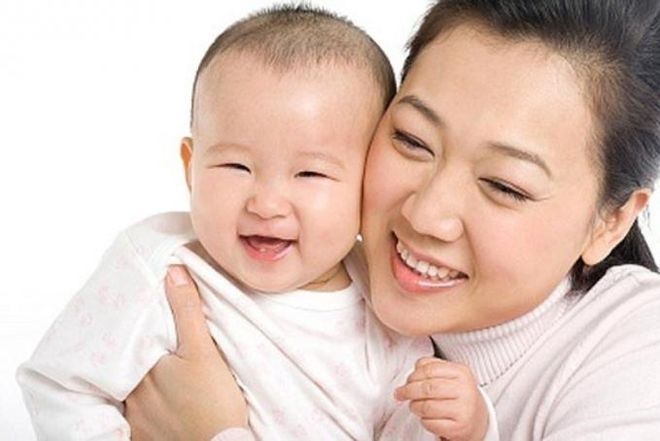 tay chân của trẻ 2 tháng tuổi đã bắt đầu cứng cáp