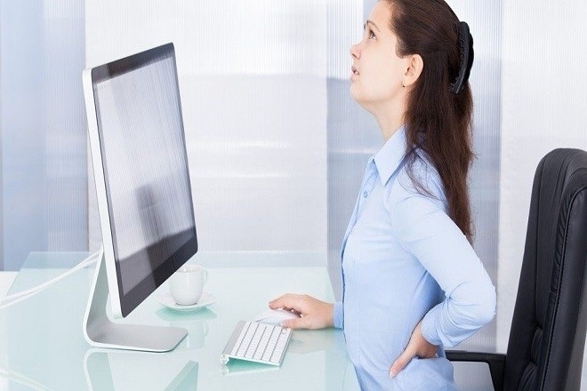 đau lưng làm ảnh hưởng đến công việc của chị em