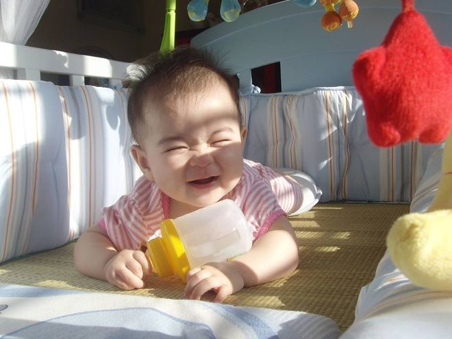 tránh ánh nắng chiếu trực tiếp vào mắt là cách chăm sóc trẻ sơ sinh 2 tháng tuổii hiệu quả