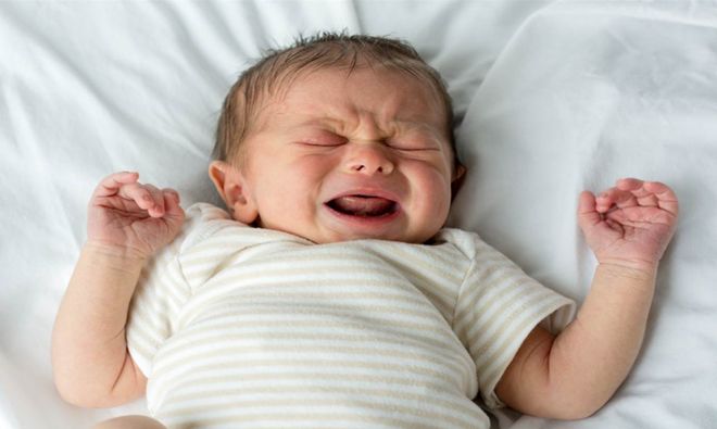trẻ hay giật mình khi ngủ, đôi khi còn có tình trạng quấy khóc