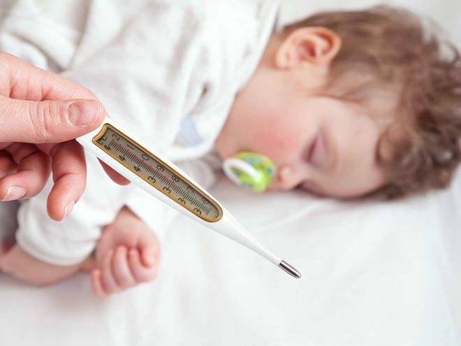 dùng nhiệt kế theo dõi trẻ sốt