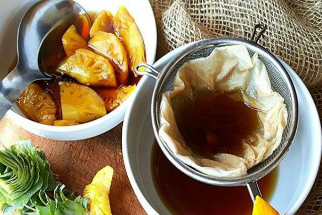 dùng miếng vải lọc nước dứa vừa nấu