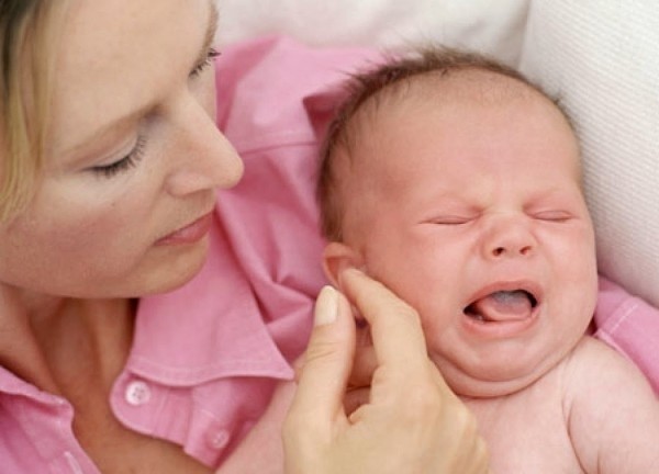 mẹ dỗ bé đang khóc