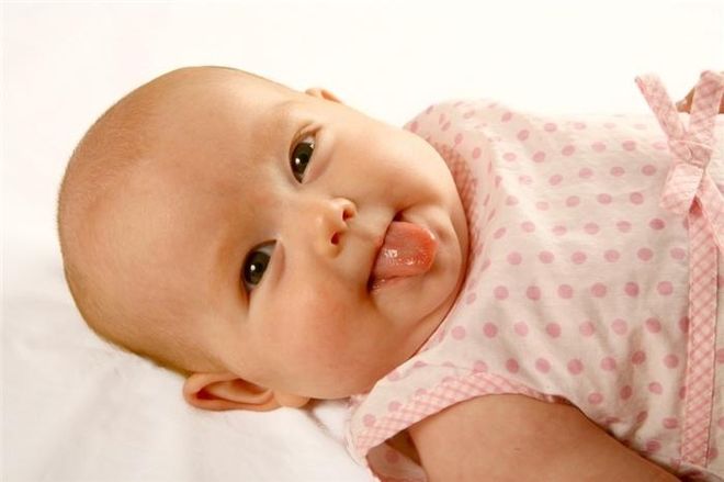 trẻ sơ sinh 7 tuần tuổi biết thè lưỡi biểu cảm