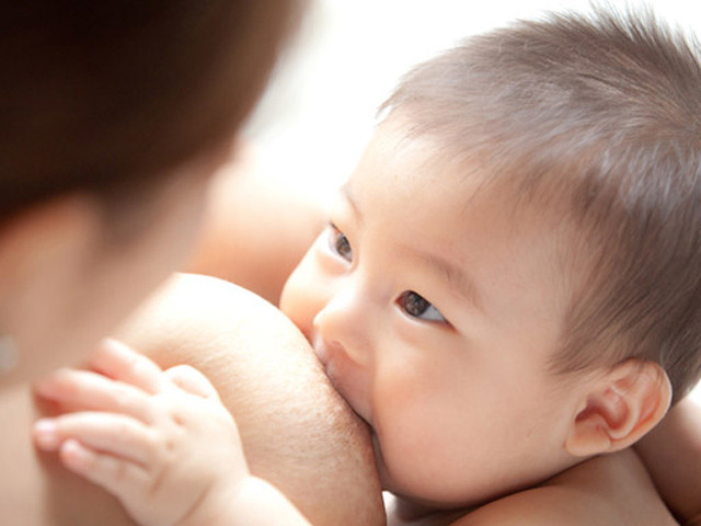 cho trẻ sơ sinh 7 tuần tuổi bú mẹ đầy đủ