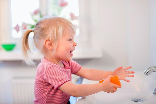 bé gái vui rửa tay