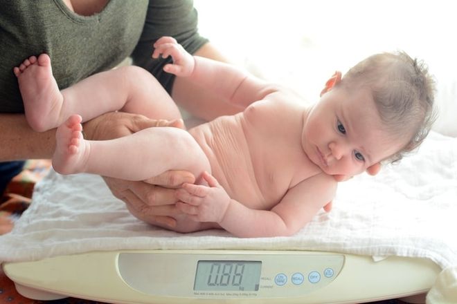 kiểm tra sức khỏe cho trẻ sơ sinh tăng cân chậm
