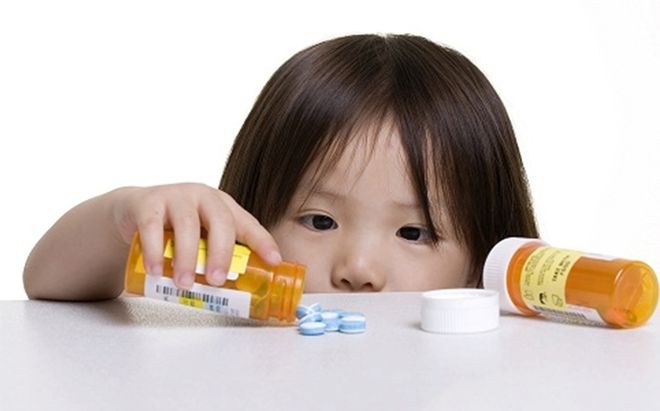 không tùy tiện cho bé uống thuốc