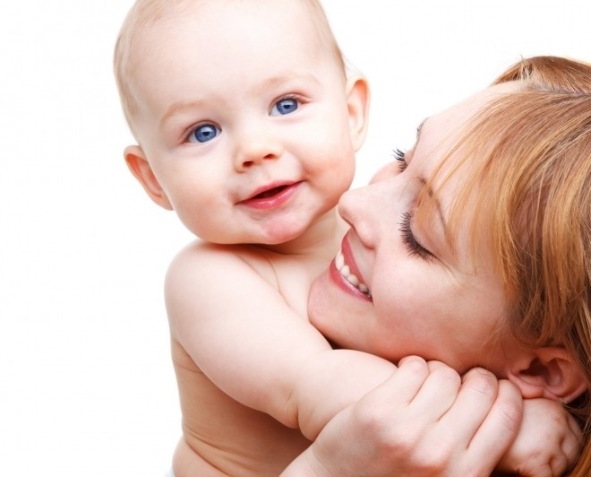 mẹ ẵm bé trên tay