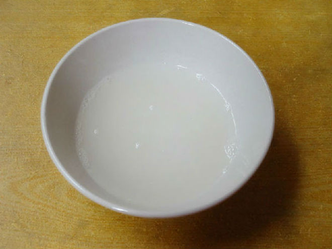 pha 2 thìa đường với 4 thìa nước lọc vào chén