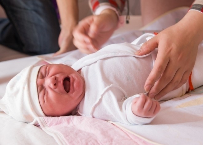 Trẻ hay giật mình quấy khóc