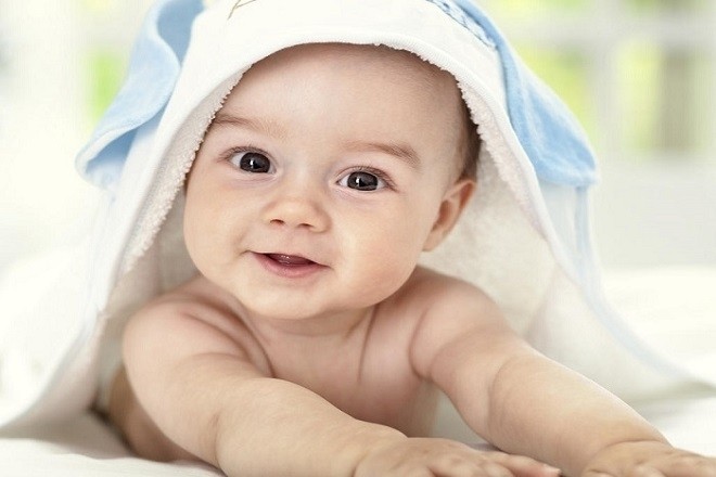 trẻ 4 tháng tuổi đã có thể lật người