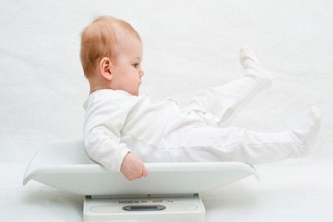 đo cân nặng của bé 4 tháng tuổi
