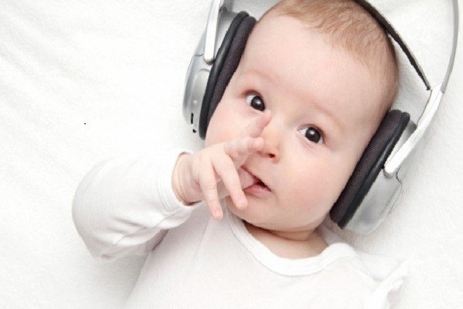 trẻ 4 tháng tuổi thích nghe nhạc