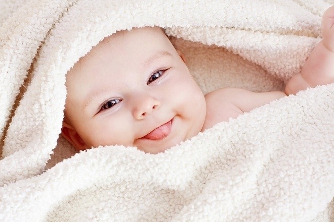 trẻ 4 tháng biết cười nhiều hơn